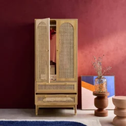 Armadio a due ante e due cassetti in legno