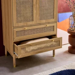 Armadio a due ante e due cassetti in legno