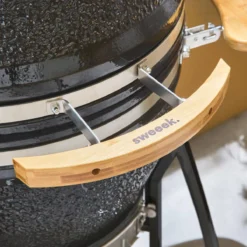 sweeek Barbecue a carbone, griglia e affumicatore, ceramica 54,5cm con ruote, ripiani e copertura