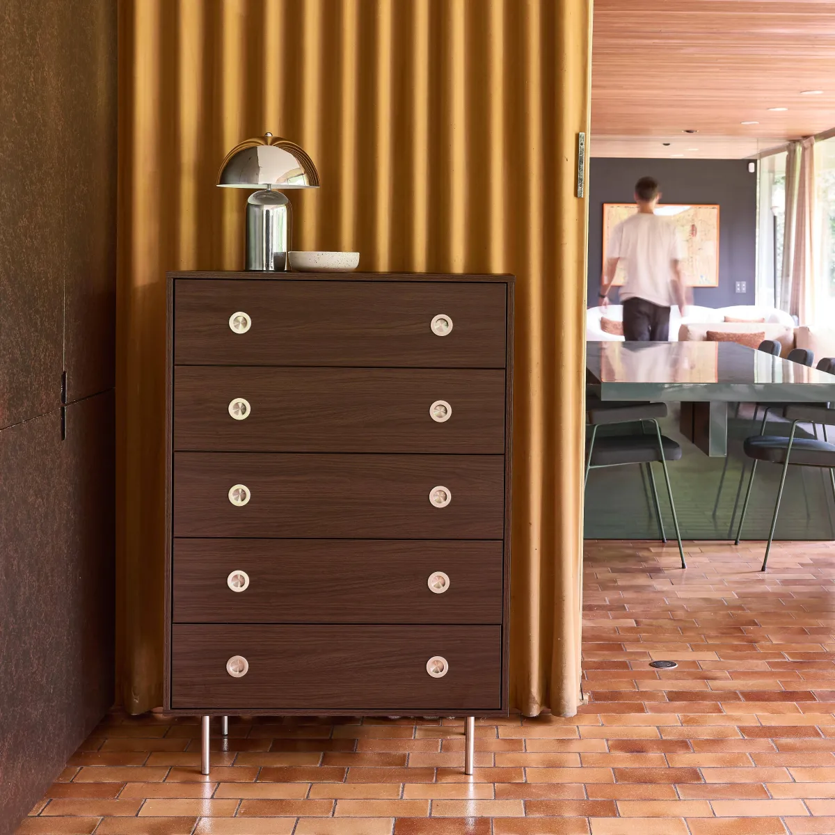 sweeek Cassettiera vintage decorata in legno e acciaio inossidabile, 5 cassetti