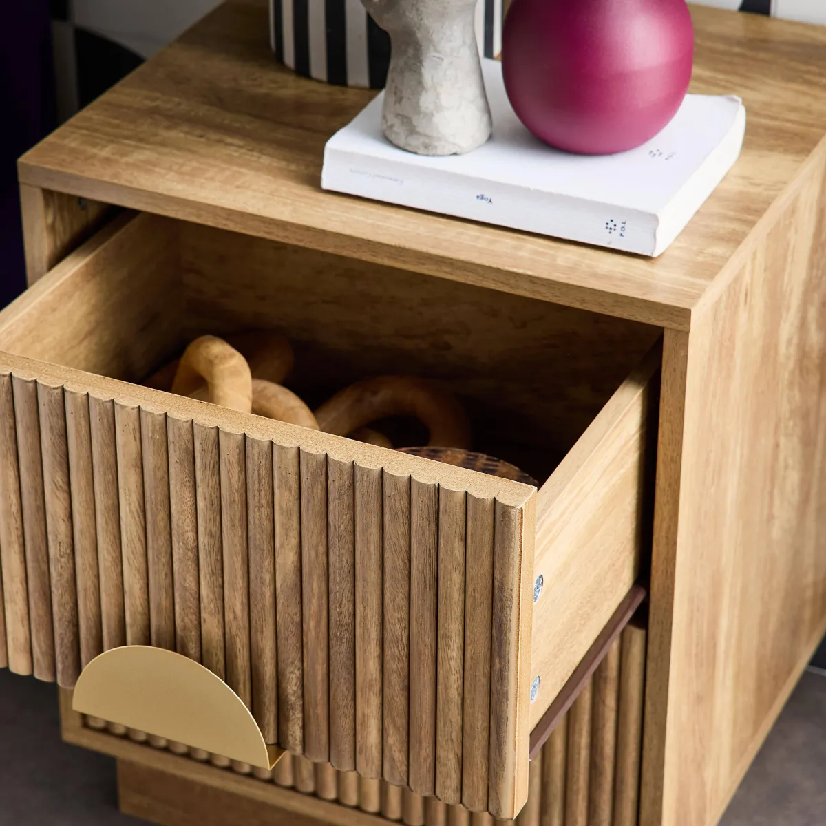 sweeek Comodino effetto legno di mango scanalato a 2 cassetti