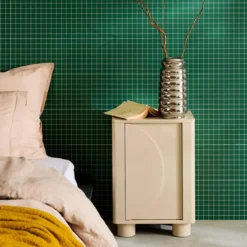 sweeek Comodino effetto legno di mango con 1 anta reversibile