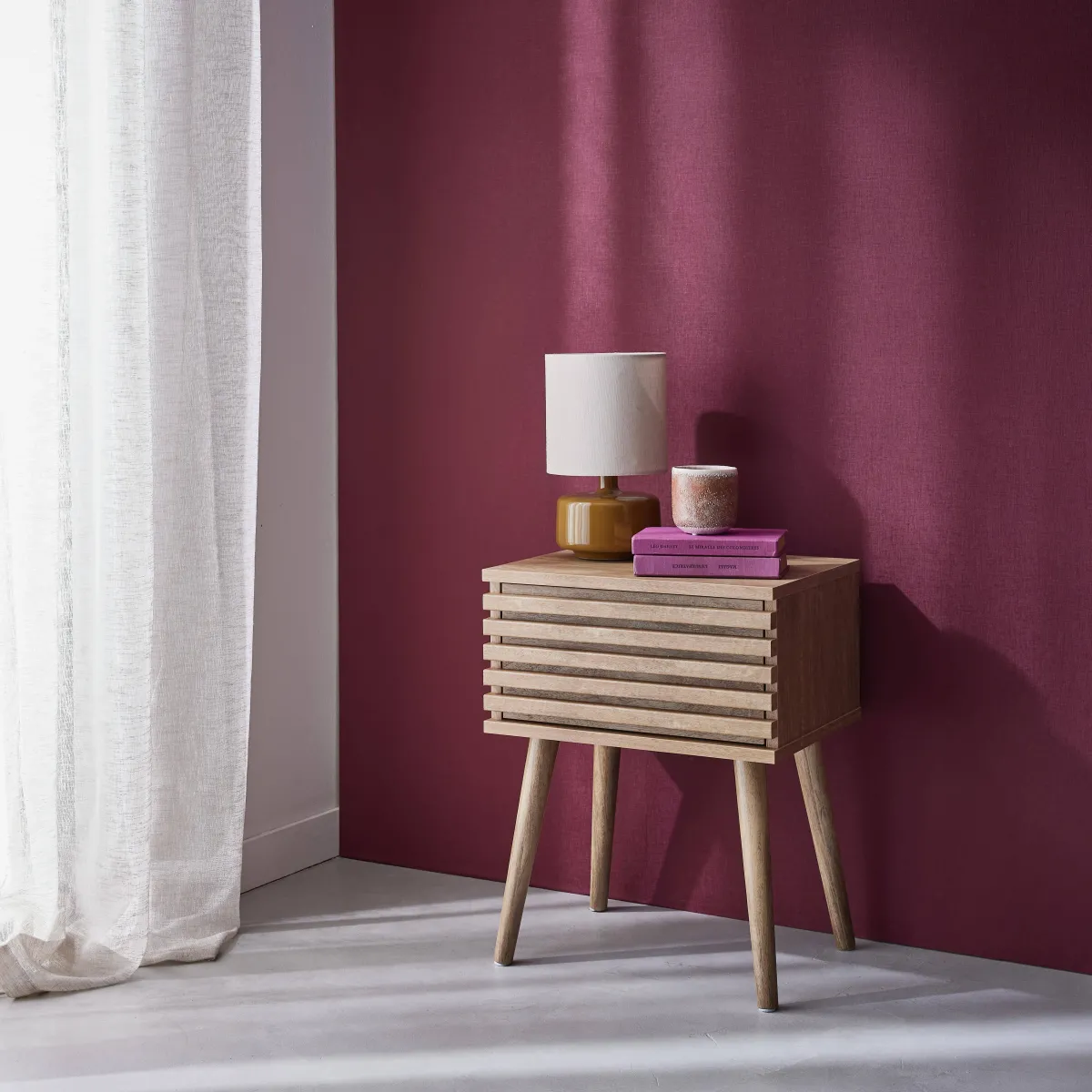 sweeek Comodino scandinavo con decori in legno scanalato