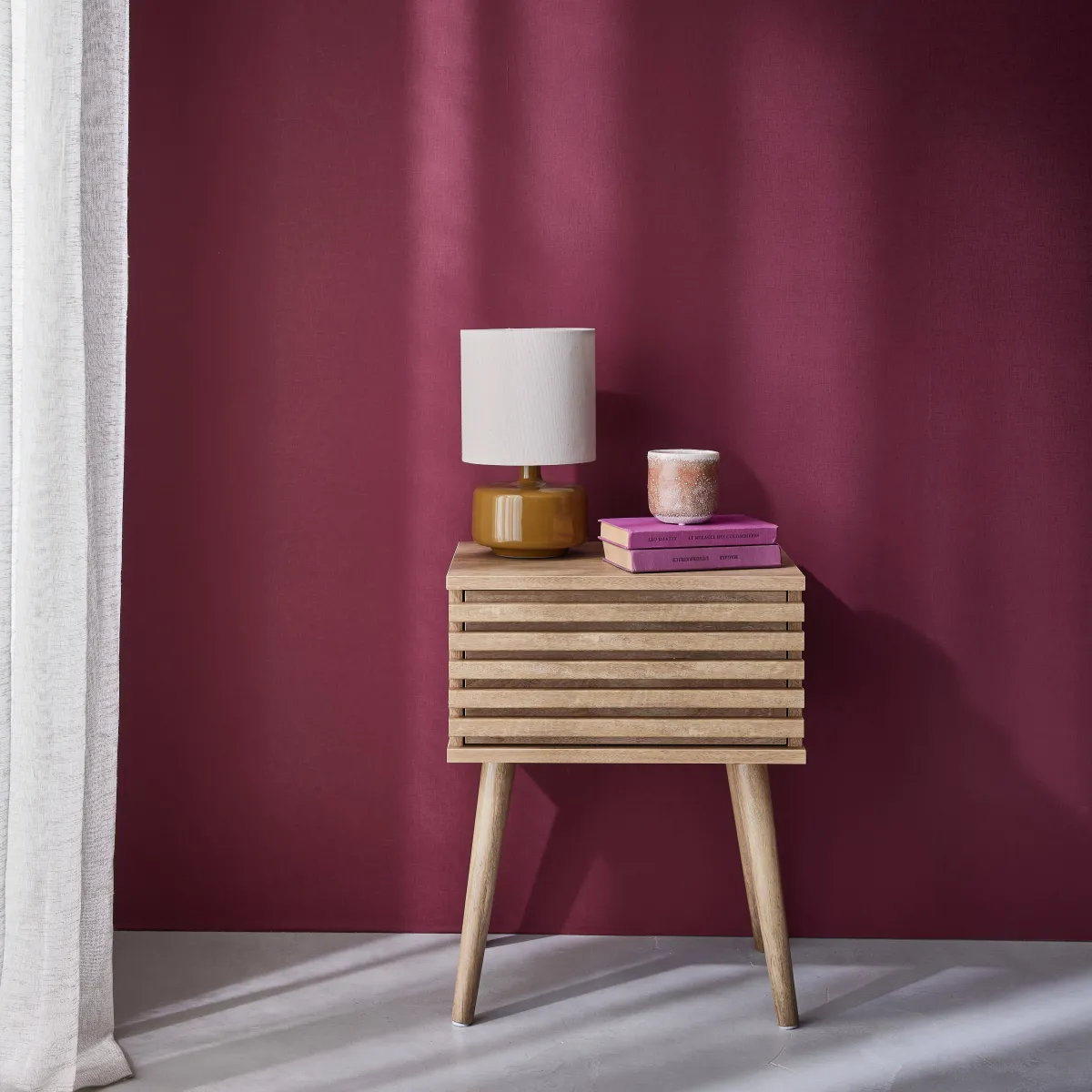 sweeek Comodino scandinavo con decori in legno scanalato
