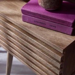 sweeek Comodino scandinavo con decori in legno scanalato