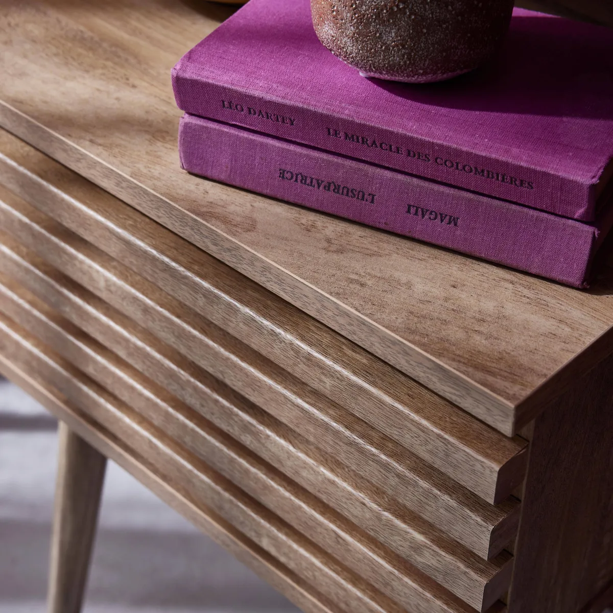 sweeek Comodino scandinavo con decori in legno scanalato