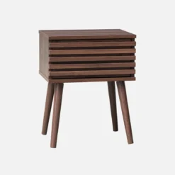 Comodino scandinavo con decori in legno scanalato