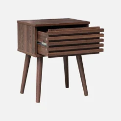 Comodino scandinavo con decori in legno scanalato