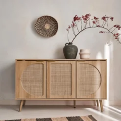 sweeek Credenza scandinava con decoro in legno e canna, 120cm