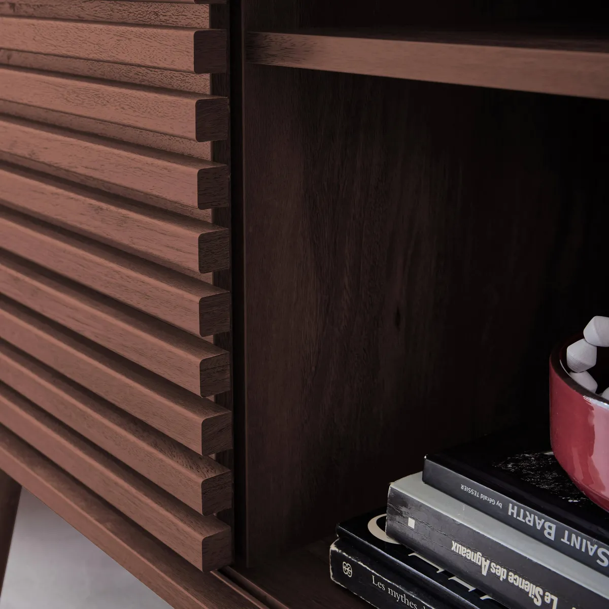 sweeek Credenza scandinava effetto legno e anta scorrevole scanalata, 80cm
