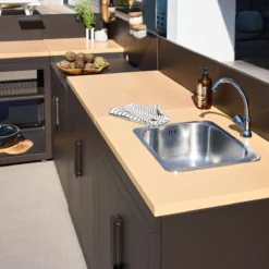 sweeek Cucina da esterno 5 moduli acciaio e decorazione in legno