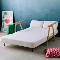 sweeek Divano letto convertibile in legno di hevea e bouclé testurizzato, 2 posti