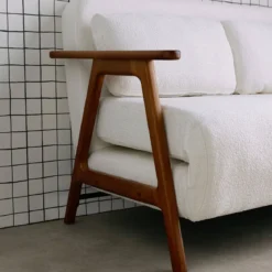 Divano letto convertibile 2 posti in legno di hevea tinto noce chiaro e tessuto bouclé
