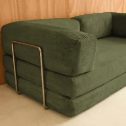 Divano letto futon in velluto a coste e struttura cromata