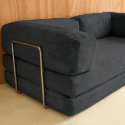 Divano letto futon in velluto a coste e struttura cromata