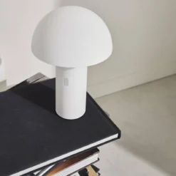 Lampada da tavolo a batteria Nomadic con testa orientabile, 28cm
