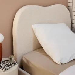 Letto con rete a doghe e testiera, bianco con finitura bouclé