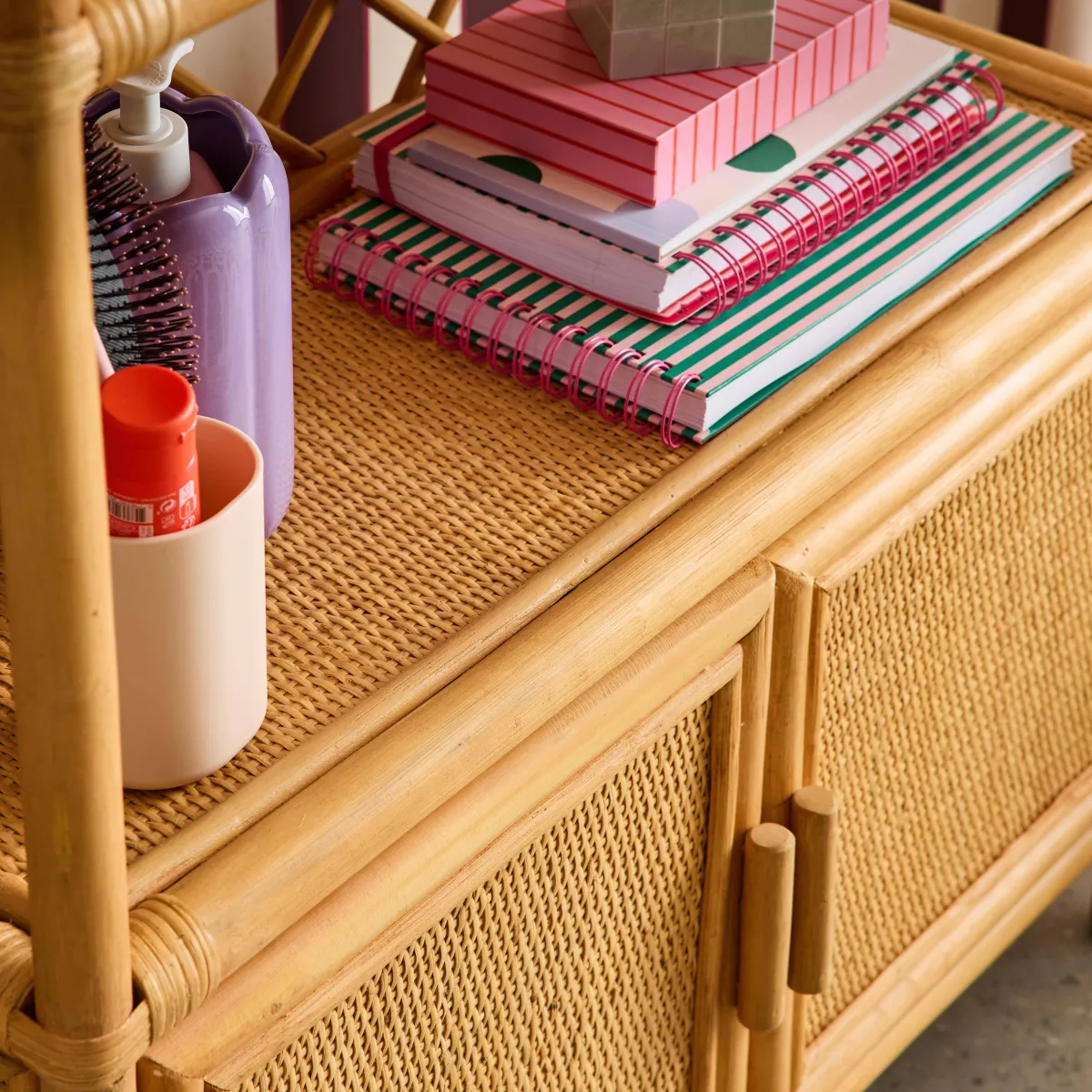 sweeek Libreria per bambini esotica in rattan naturale