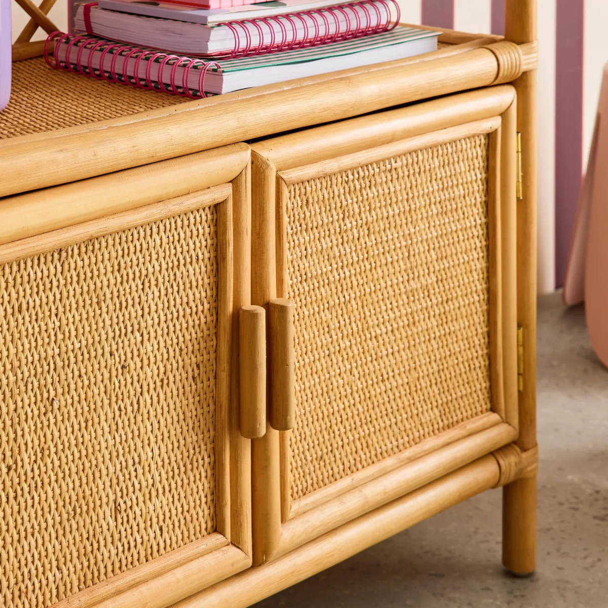 sweeek Libreria per bambini esotica in rattan naturale