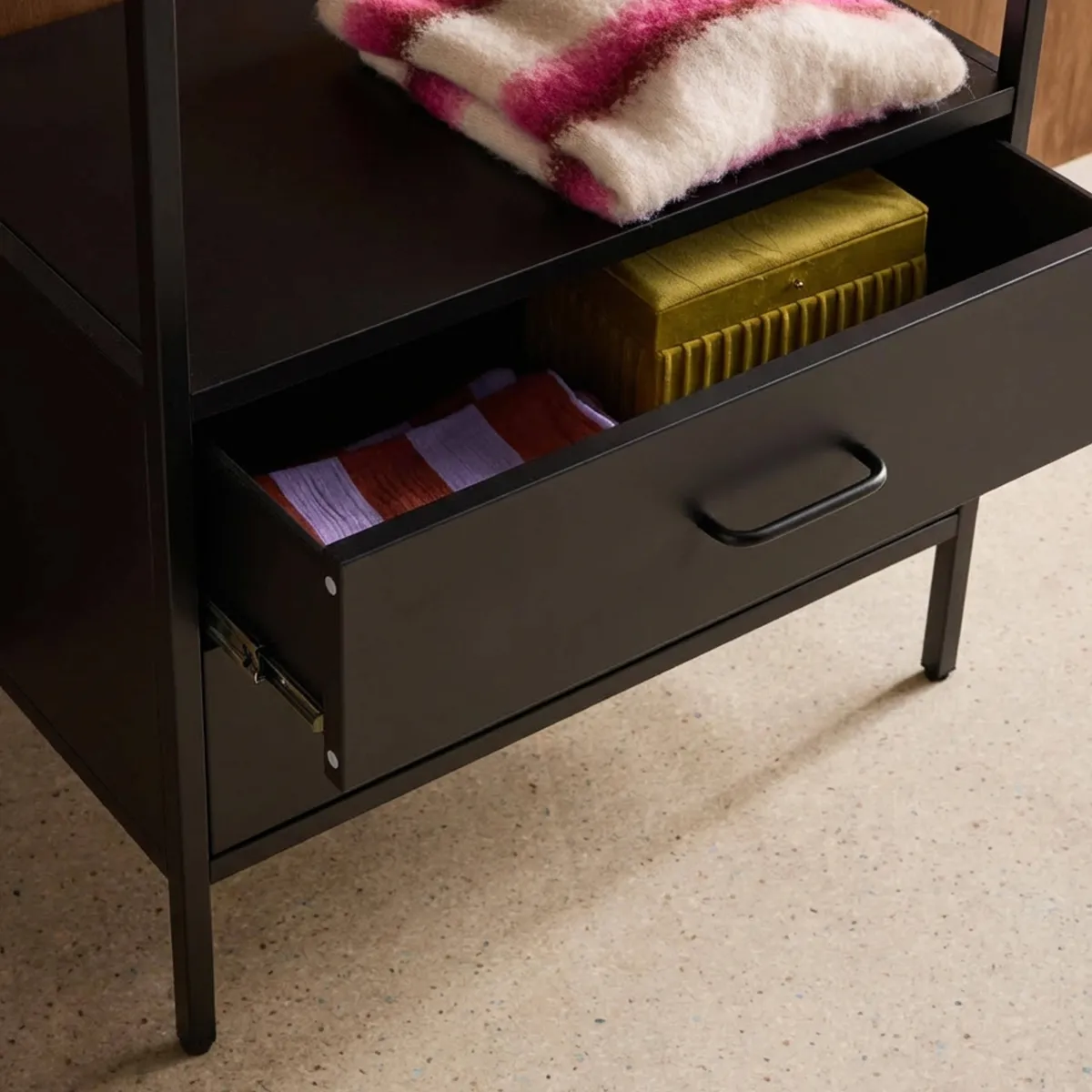 sweeek Mobile d'ingresso, appendiabiti in metallo con guardaroba e 2 cassetti