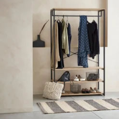 sweeek Mobile d'ingresso in metallo e legno con barra di sospensione, 3 livelli