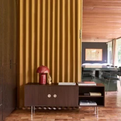sweeek Mobile TV vintage in legno e acciaio inossidabile a 2 ante, 140cm
