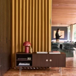 sweeek Mobile TV vintage in legno e acciaio inossidabile a 2 ante, 140cm