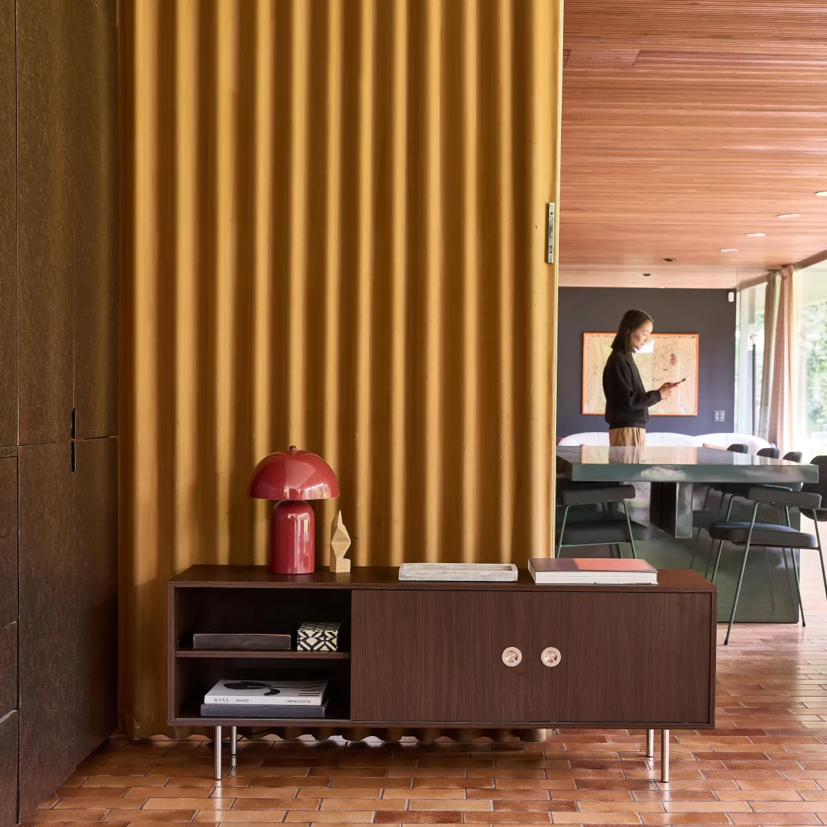 sweeek Mobile TV vintage in legno e acciaio inossidabile a 2 ante, 140cm