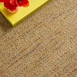 sweeek Moquette interna/esterna ad effetto juta chiaro con accenti colorati