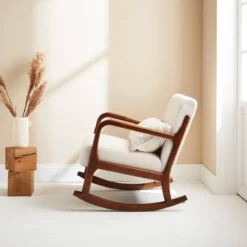 sweeek Poltrona a dondolo scandinava in legno e tessuto bouclé