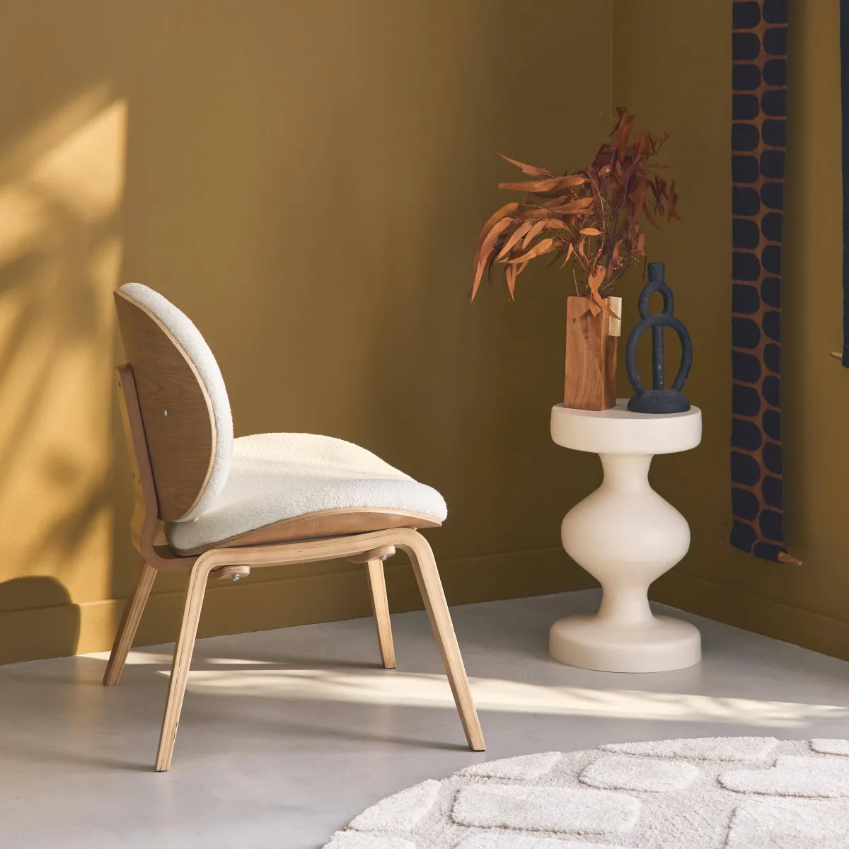 Poltrona con finiture effetto legno curvato e tessuto bouclé