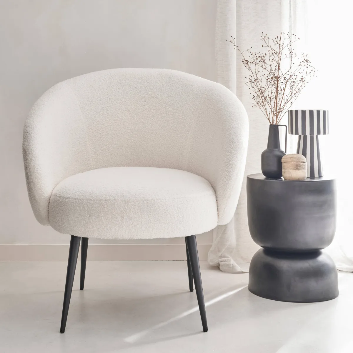 sweeek Poltrona di design in boulcé bianca e metallo