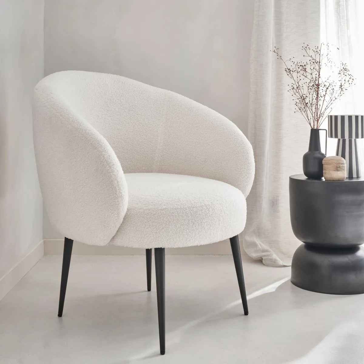 sweeek Poltrona di design in boulcé bianca e metallo