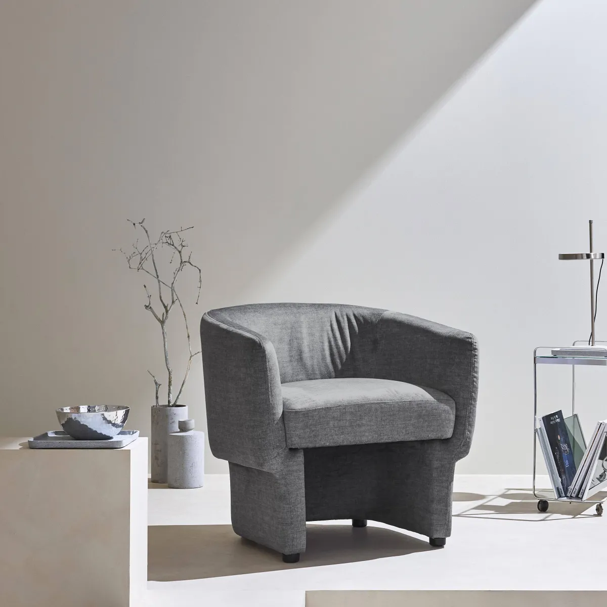 sweeek Poltrona in tessuto con schienale e base arrotondata