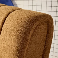 sweeek Poltrona relax con gambe rotonde in legno e tessuto bouclé