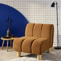 sweeek Poltrona relax con gambe rotonde in legno e tessuto bouclé