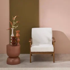 sweeek Poltrona scandinava bouclé in legno di hevea tinto noce chiaro