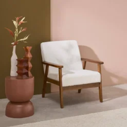 sweeek Poltrona scandinava bouclé in legno di hevea tinto noce chiaro