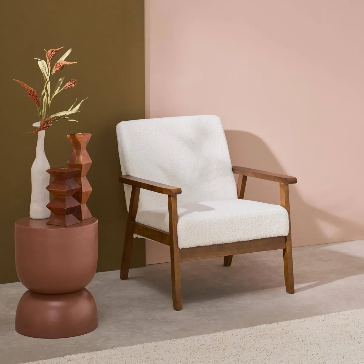 sweeek Poltrona scandinava bouclé in legno di hevea tinto noce chiaro