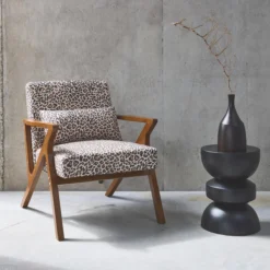 sweeek Poltrona scandinava in legno di hevea e stampa leopardo