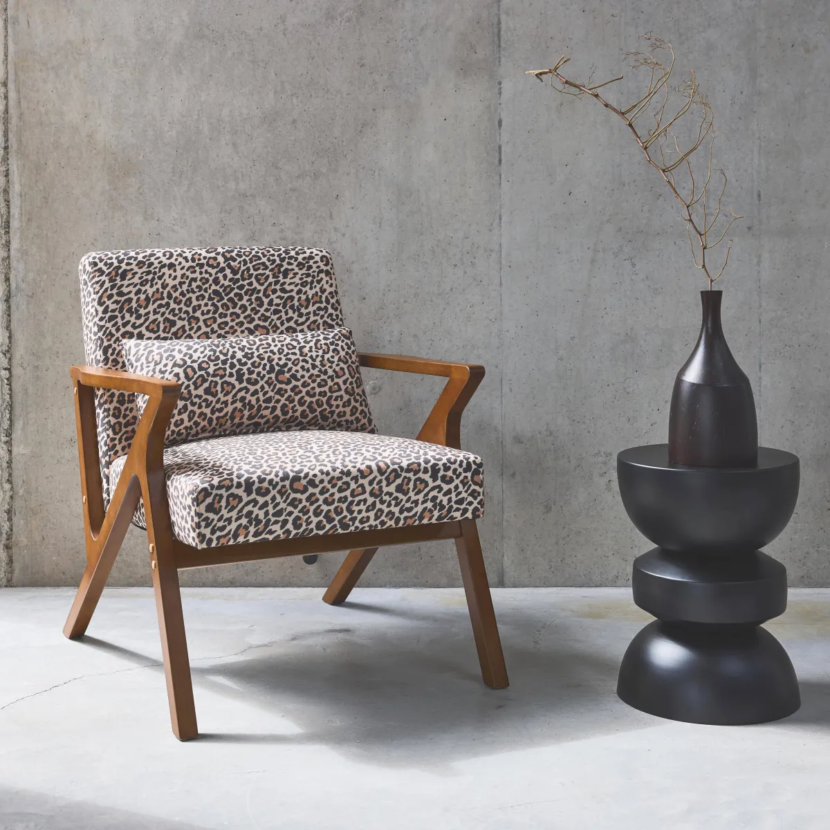 sweeek Poltrona scandinava in legno di hevea e stampa leopardo