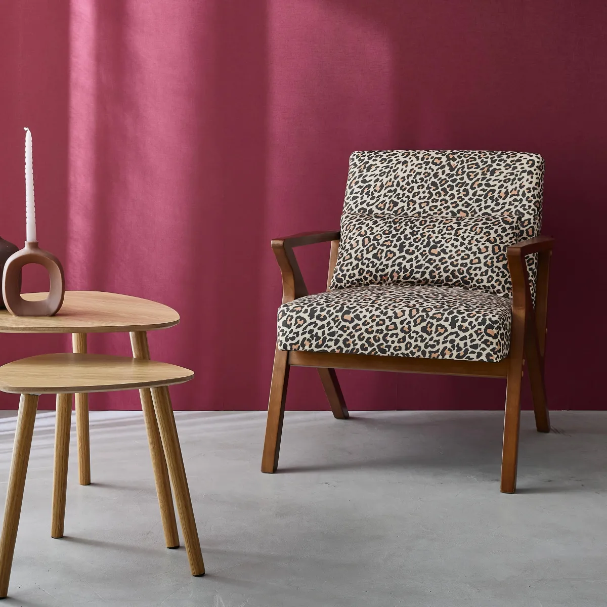 sweeek Poltrona scandinava in legno di hevea e stampa leopardo