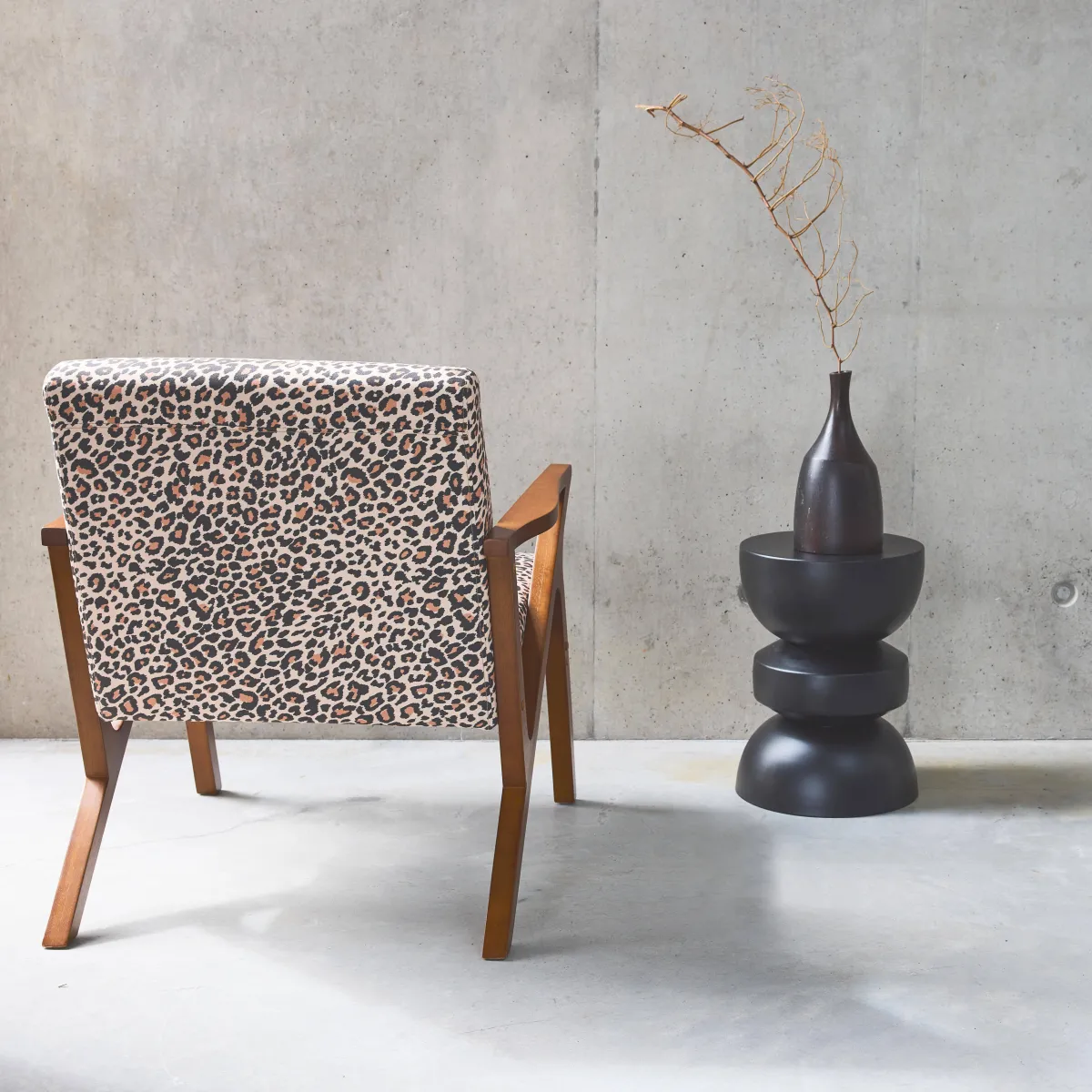 sweeek Poltrona scandinava in legno di hevea e stampa leopardo