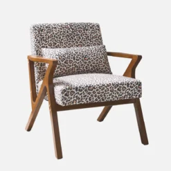 sweeek Poltrona scandinava in legno di hevea e stampa leopardo