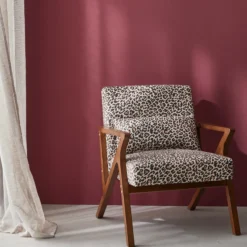 sweeek Poltrona scandinava in legno di hevea e stampa leopardo