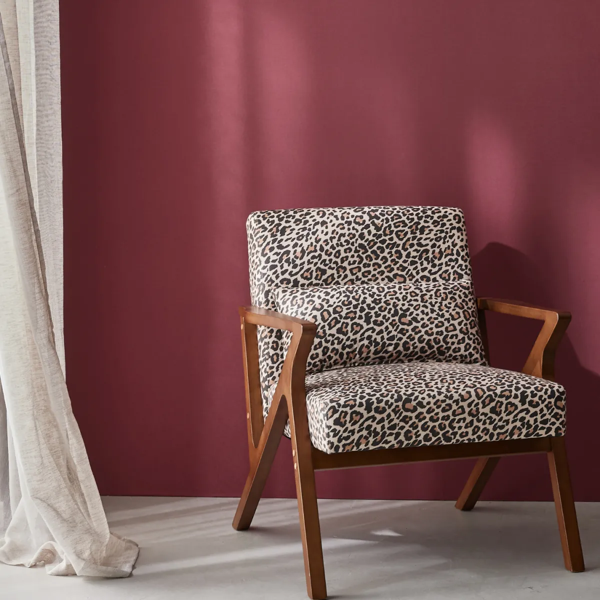 sweeek Poltrona scandinava in legno di hevea e stampa leopardo