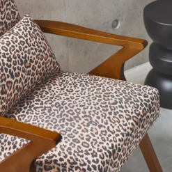 sweeek Poltrona scandinava in legno di hevea e stampa leopardo