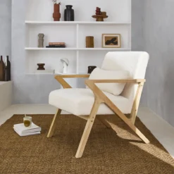 sweeek Poltrona scandinava in legno di hevea e bouclé