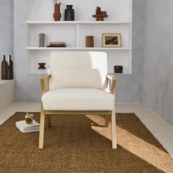 sweeek Poltrona scandinava in legno di hevea e bouclé