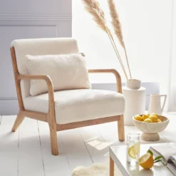 sweeek Poltrona scandinava in legno e tessuto bouclé